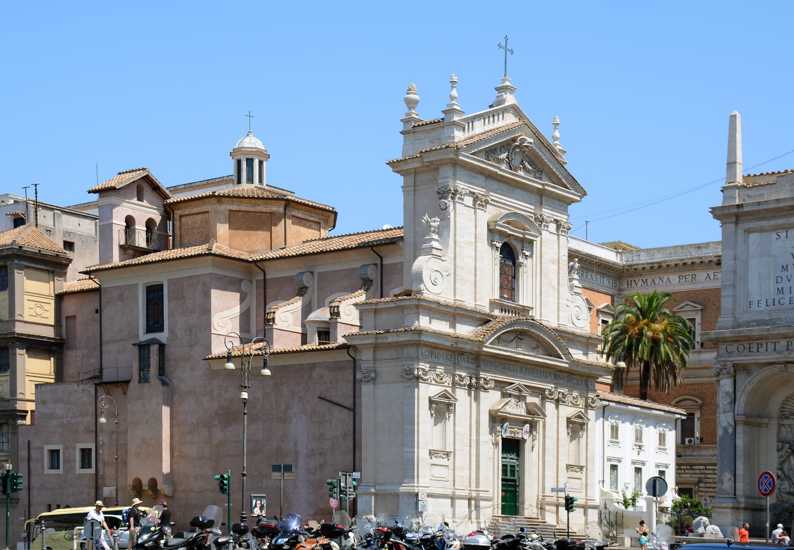 Interior view associated with Santa Maria della Vittoria in Rome. Featured image for Rome churches for art lovers.